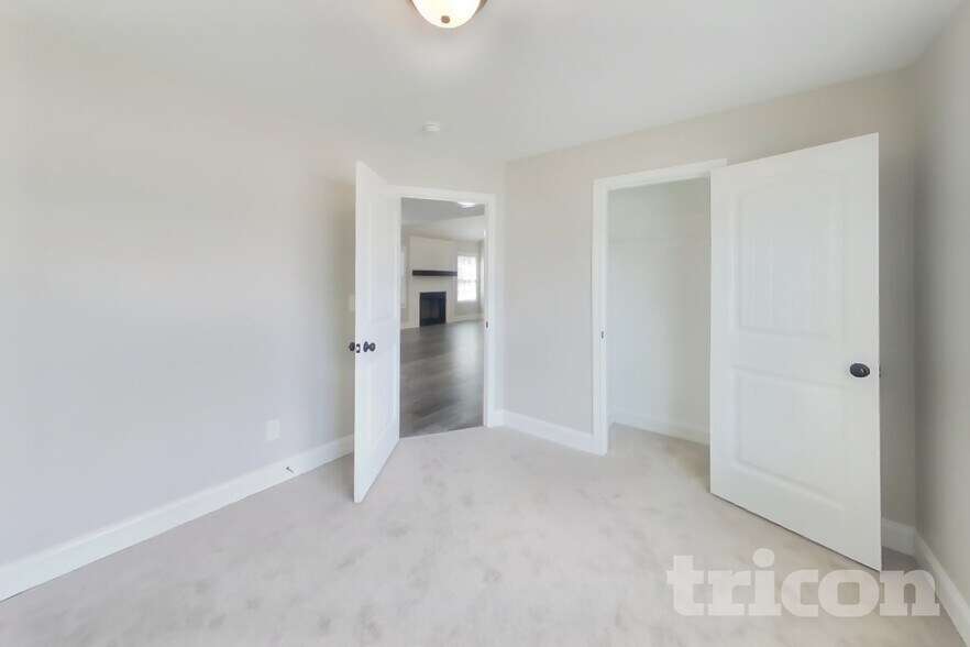 Building Photo - 492 Woodtrace Dr