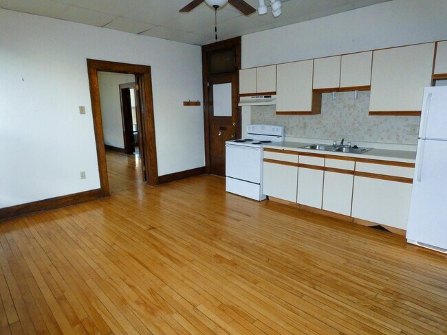 Building Photo - 15 E Main St