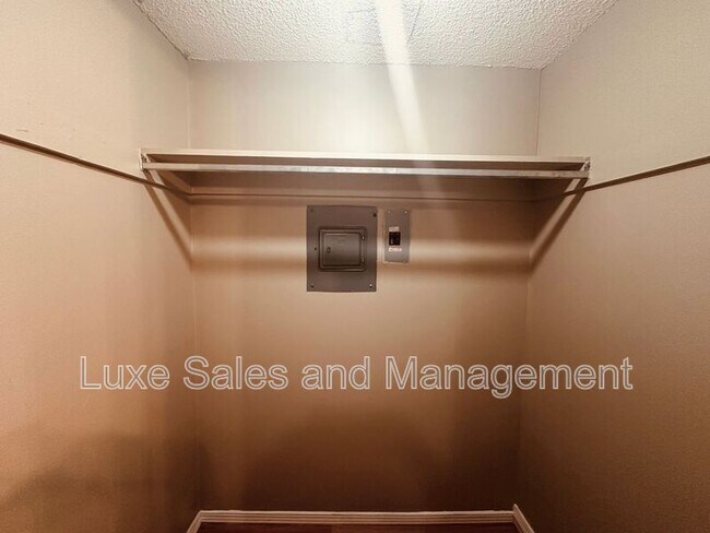 Building Photo - 6016 NW Expressway