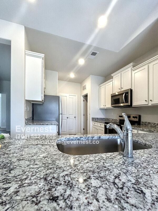 Building Photo - 129 Lightning Dr