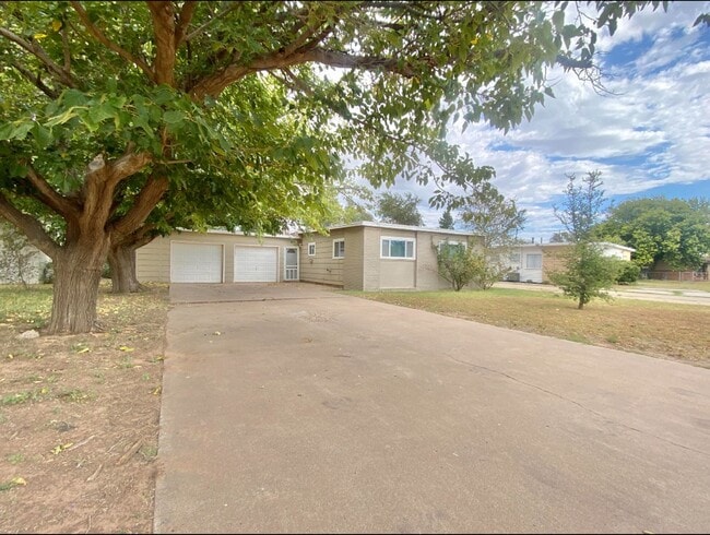 Building Photo - 3 bed 1 bath 2 car garage now available in...