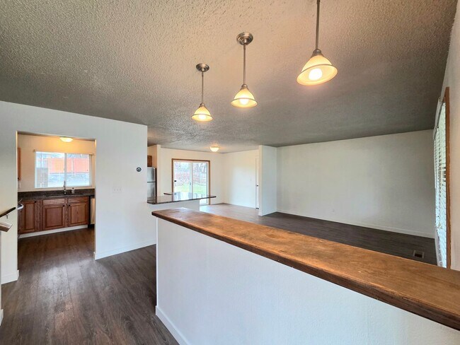 Building Photo - **Charming 3 Bedroom + Bonus, 2.5 Bath House for Rent in Desirable East Wenatchee**