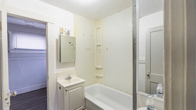 Building Photo - 725 N 10th Ave