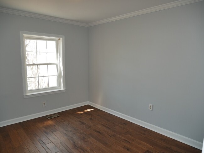 Building Photo - 4 Bedroom 3.5 Bath Corner Unit Townhouse o...