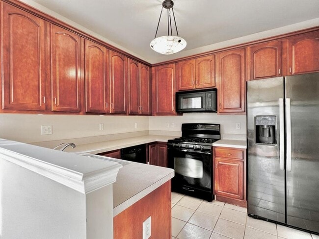 Building Photo - 211 Hawthorne Way