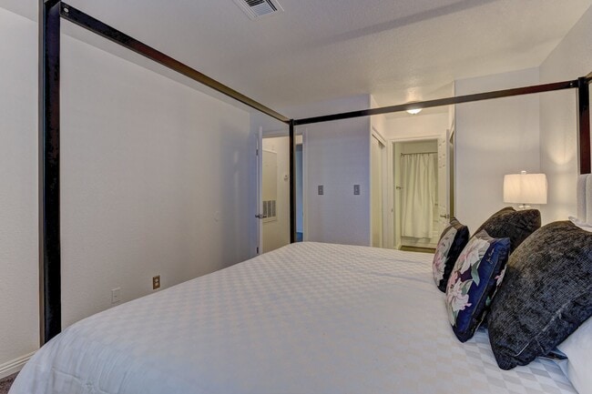 Building Photo - Fully furnished Condo in a great location!