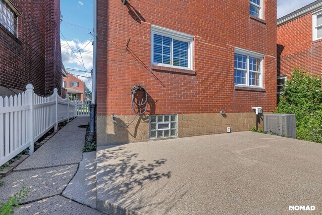 Building Photo - 3 Bedroom Completely Remodeled Single Fami...