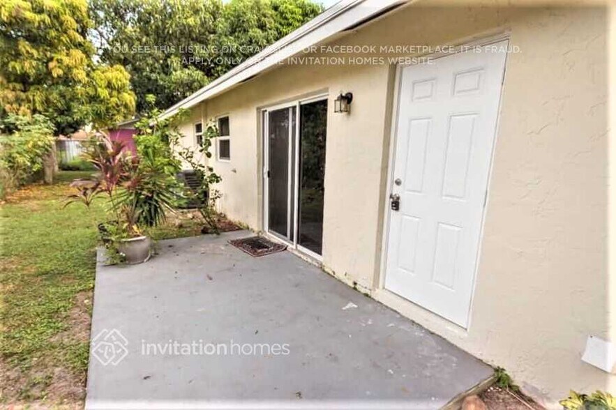 Building Photo - 1055 SW 4th Ave