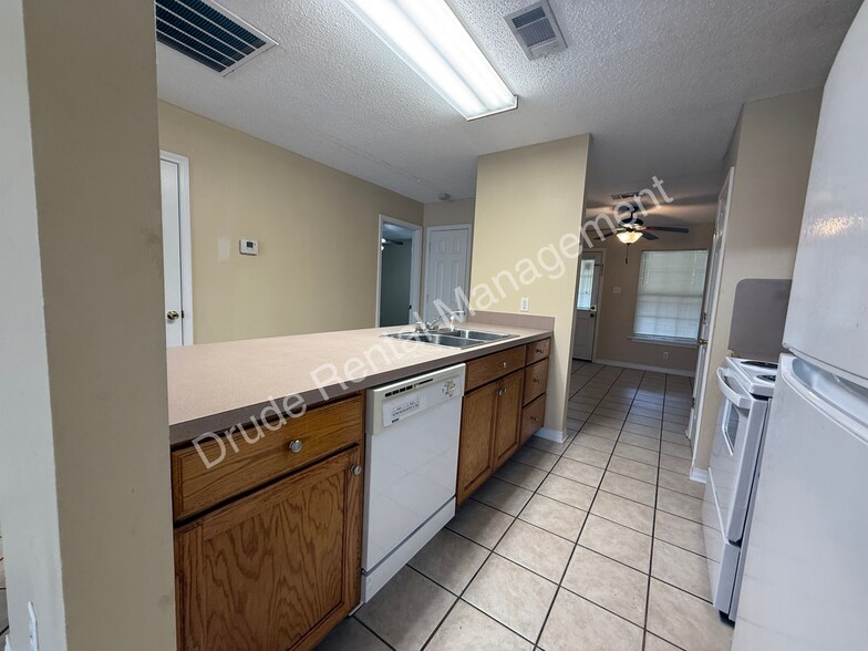 Building Photo - 508 Cedar Ln