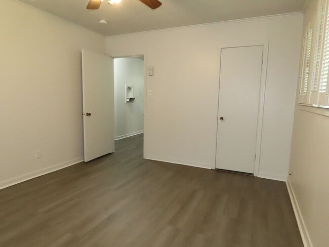 Building Photo - Lindale ISD, Spacious 3 Bedroom, 1 Bath House