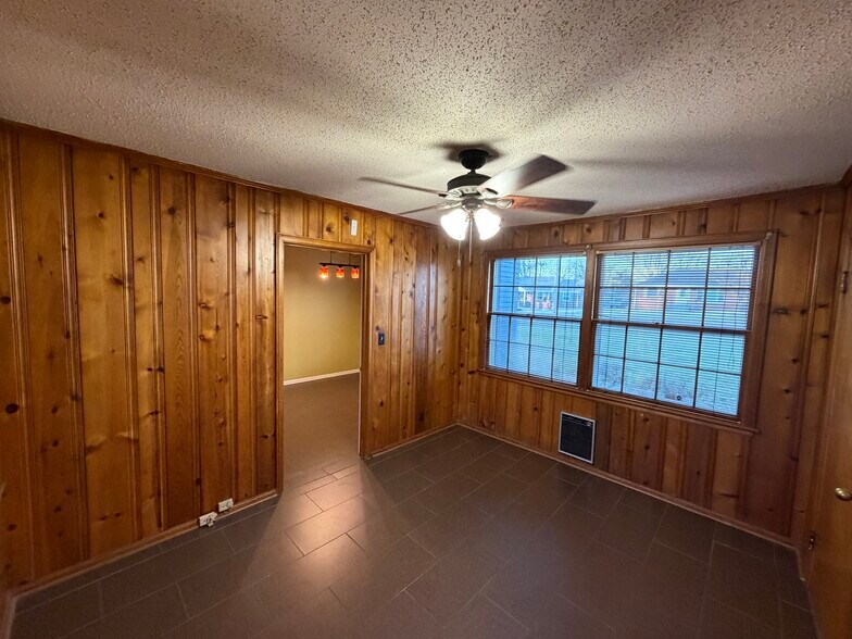 Building Photo - 2313 Ingleside Dr