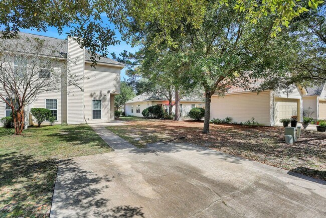 Building Photo - 3 bedroom 2.5 bath townhome in Carriage Sq...