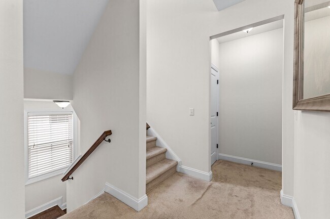Building Photo - Gorgeous 3 Bedroom Townhome w/ Premium Fin...