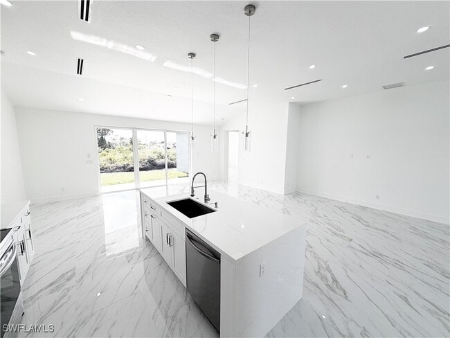 Building Photo - 852 Chipley St E