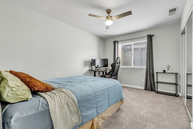 Building Photo - 2435 Pinehurst Ct