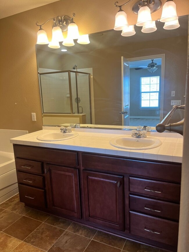Building Photo - Beautifully maintained corner unit townhome!