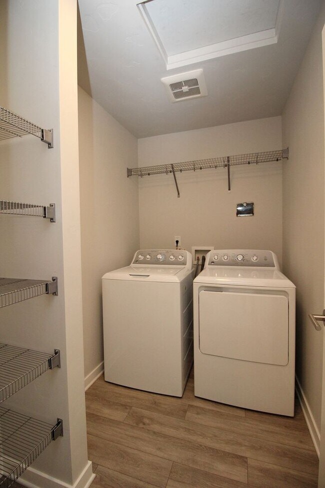 Building Photo - Impeccable 3 Bed/2.5 Bath Townhome located...