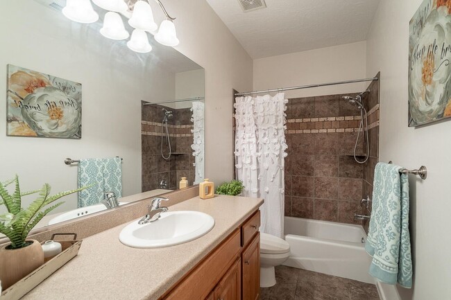 Building Photo - Washington Fields Home with Casita!