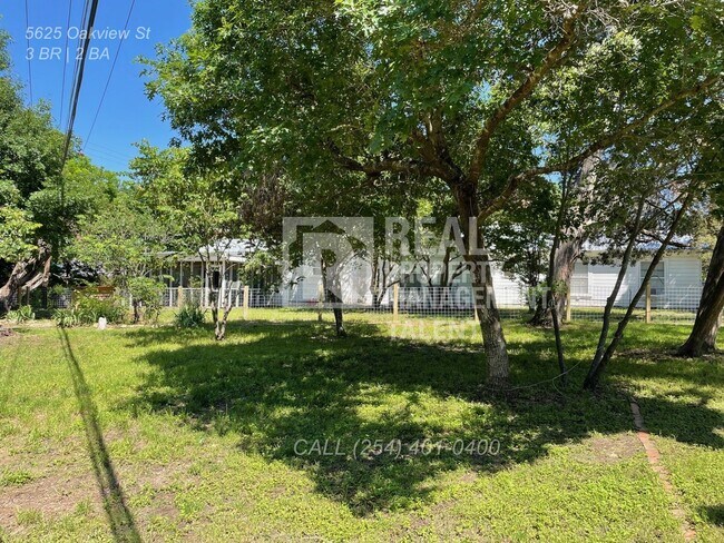 Building Photo - Charming 3/2 bedroom home ready for you to...
