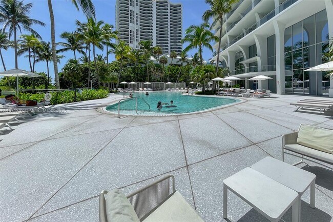 Building Photo - 16901 Collins Ave