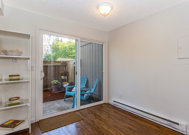 Building Photo - Townhouse style condo in Beaverton!