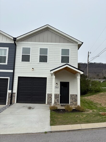 Building Photo - 5563 Stream Ln