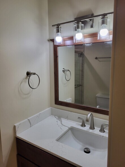 Building Photo - 1860 Lowe St