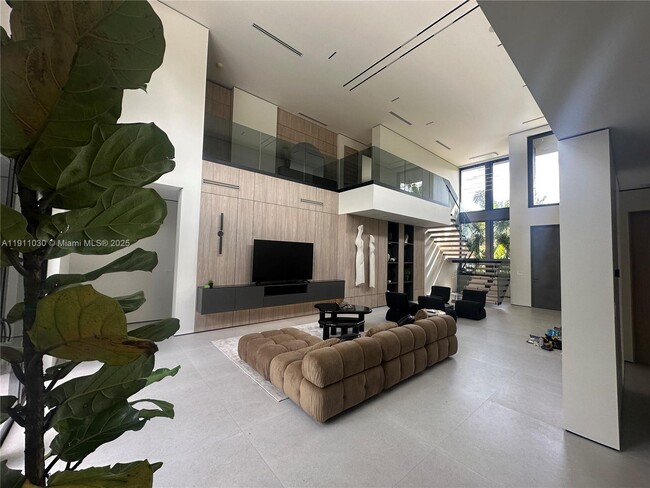 Building Photo - 1065 NE 119th St