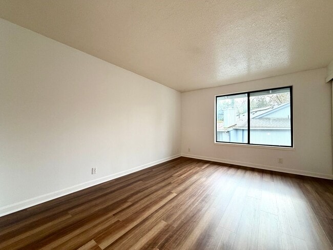 Building Photo - **$1000 DEPOSIT + FREE FIRST MONTH'S RENT** Updated Townhouse in the Heart of Garden Home~ New LV...