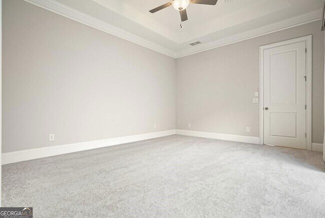 Building Photo - 123 Village Green Ave