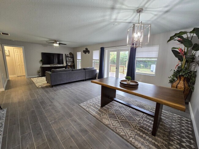 Building Photo - Remodeled 2 bed/ 2 bath/ 2 car garage ~ Annual Rental in Sarasota ~