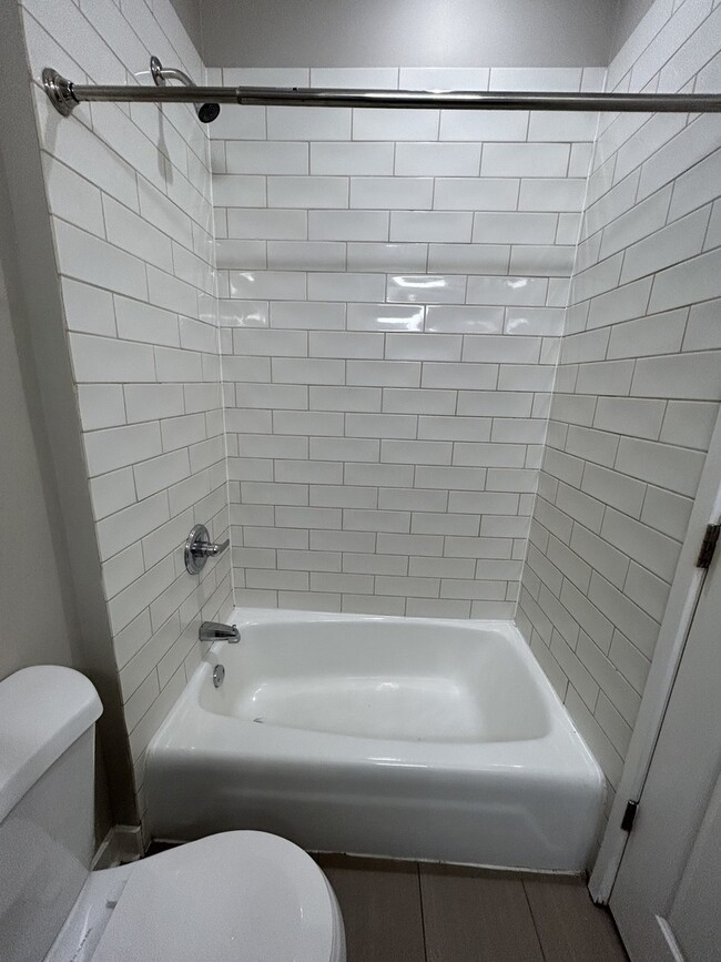 Building Photo - 753 W Buckingham Pl