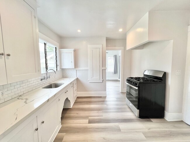 Building Photo - Charming Rose Park Home | 3 Bedrooms | In-...