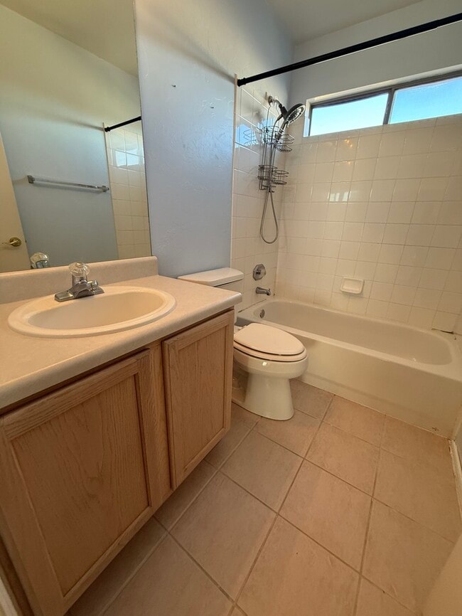 Building Photo - HOUSE FOR RENT