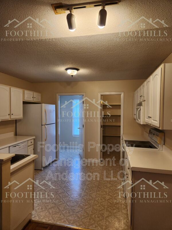 Building Photo - 1419 Oak Hill Dr