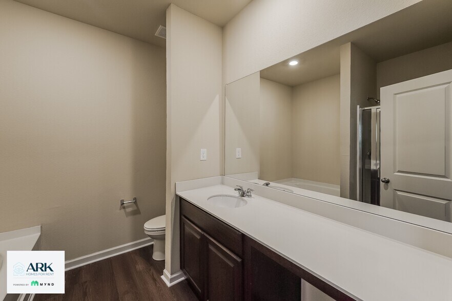 Building Photo - 450 Clover Cir
