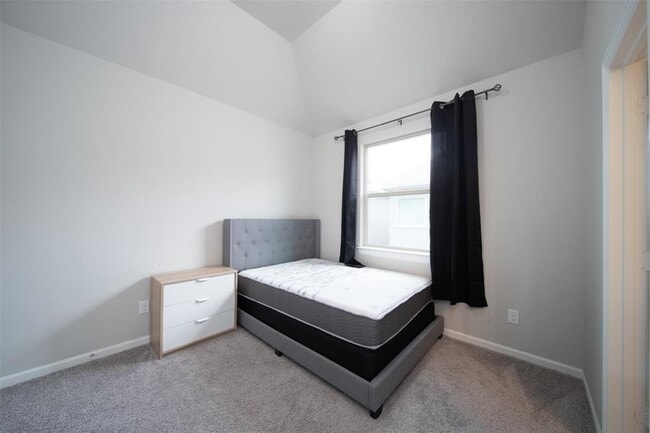 Building Photo - 2011 Royal Landing Dr