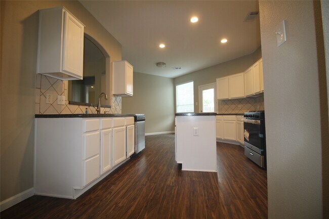 Building Photo - 16730 Town Glade Dr