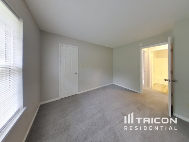 Building Photo - 1322 Thomas Dr