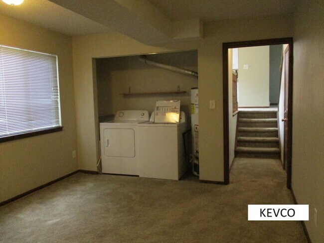 Building Photo - Beautiful Three Bedroom Home!