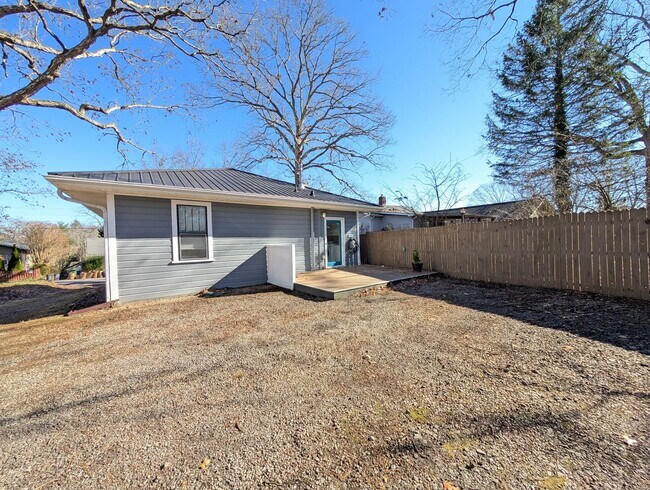Building Photo - West Asheville Cottage-Long Term Rental