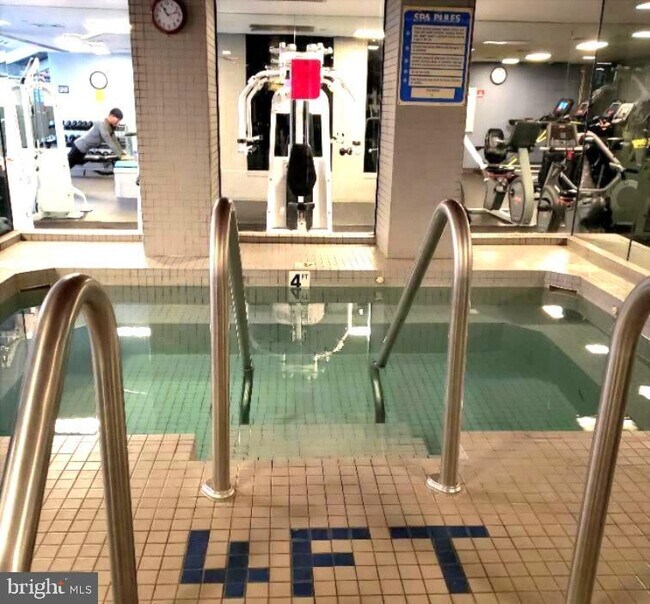 Building Photo - 1530 Key Blvd