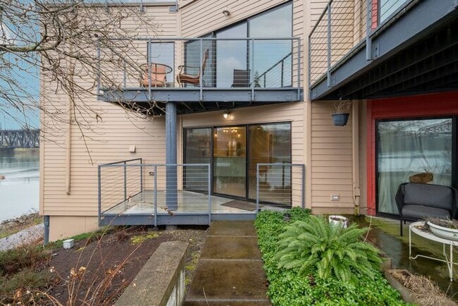 Building Photo - Modern Waterfront Living at The McCormick Pier! Call TODAY to schedule a tour! 503-664-4101