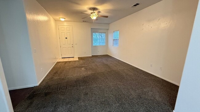 Building Photo - 3 Bedroom, 2 Bathroom Home in Desirable Tulare Neighborhood