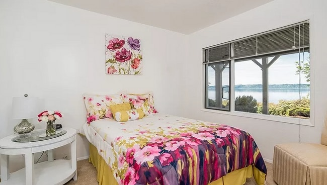 Building Photo - 3695 Sqft. Home with 180 degree Sound views!