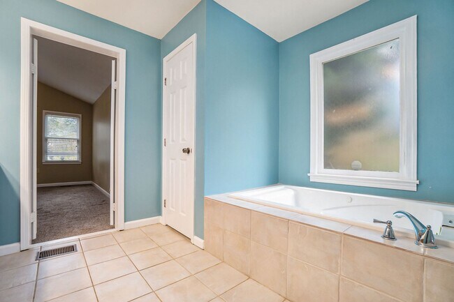 Building Photo - 3 bdrm, 2 bath in Dearborn Park
