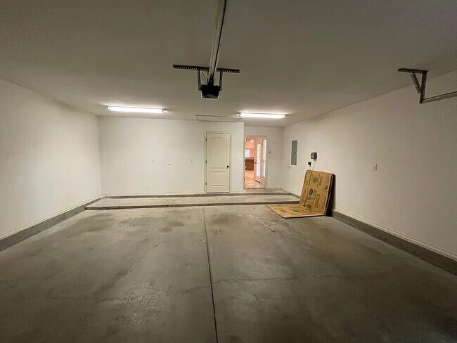 Building Photo - Comfy 3 bd/2 bth home in quiet neighborhood. Walk to the grocery store. 10 minutes to downtown. A...