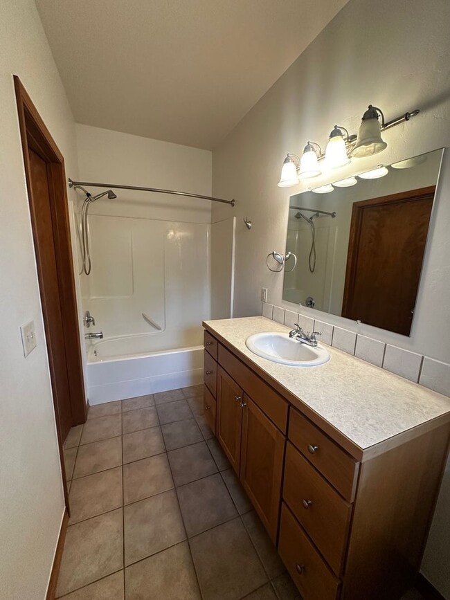 Building Photo - Beautiful 4 bedroom Home located in Centra...