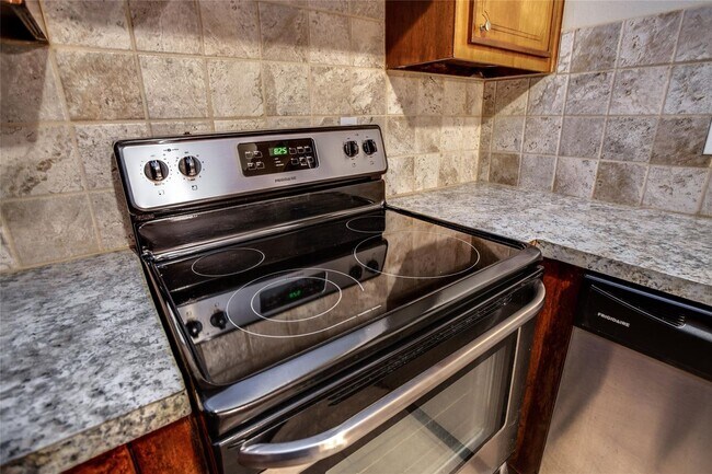 Building Photo - Small gated community of 39 units, conveni...