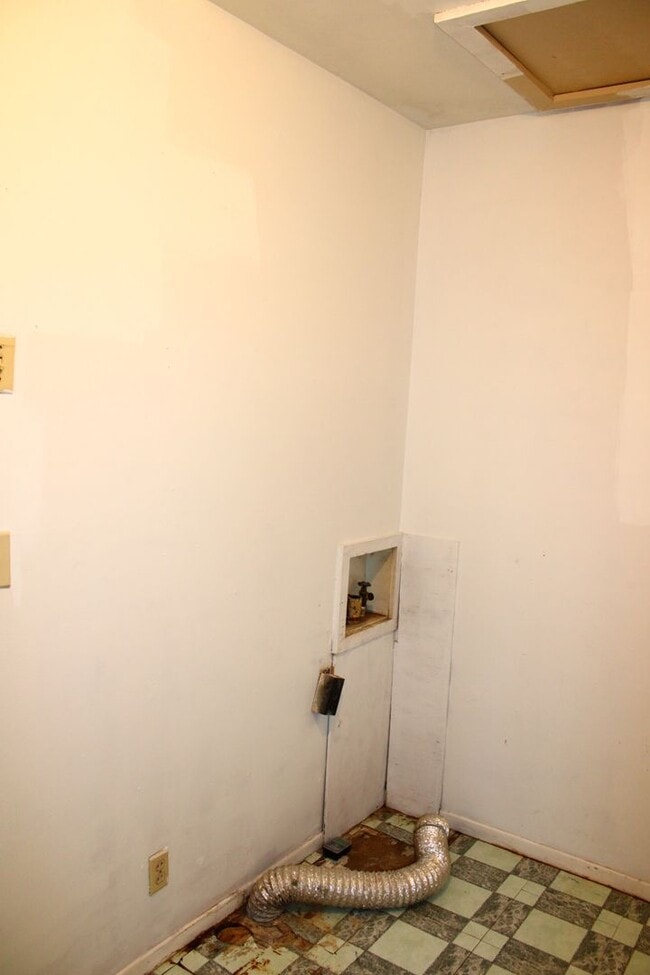 Building Photo - Located in Canyon 2/1 Owner pays water